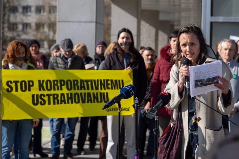 Protest v podporo Andreji Slameršek in proti SLAPP-tožbam zoper nevladnike. 
