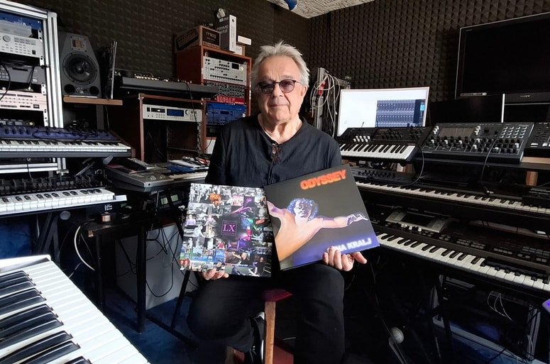 Miha Kralj v svojem studiu s pravkar izdanim albumom LX Music of Life in ponatisom albuma Odyssey iz leta 1982 