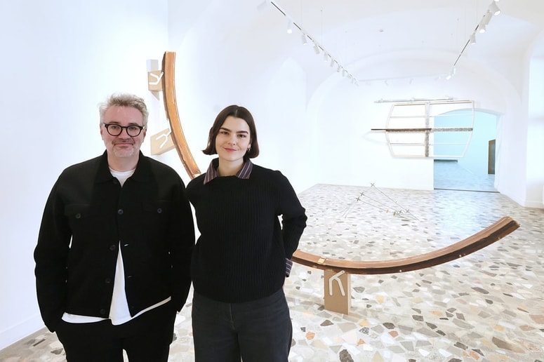 Umetnica Gala Alica in kurator Tevž Logar pred razstavo Kabinet v UGM Kabinetu 