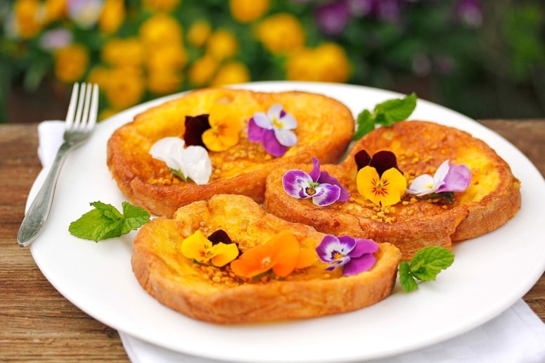 Kuharski mojstri užitne rože uporabljajo predvsem zaradi njihove neverjetne vizualne privlačnosti in edinstvenih arom.