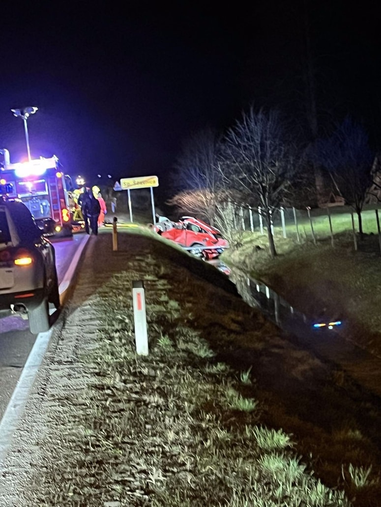 Voznik avtomobila je bil v nesreči tako hudo poškodovan, da je bila zdravniška pomoč zaman. 