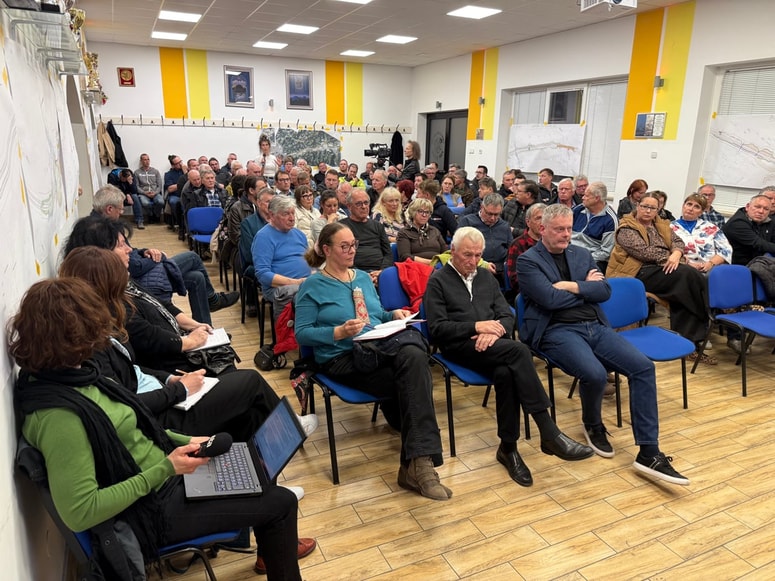 Dvorana v gasilskem domu na Legnu je bila dodobra napolnjena.  