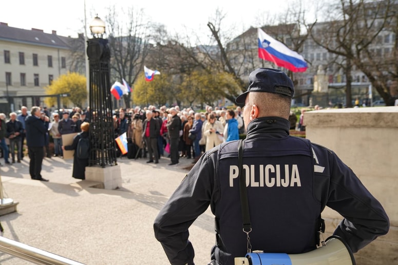 Podporniki padca zakona o pomoči pri prostovoljnem končanju življenja so se zbrali na shodu pred vrhovnim sodiščem.  