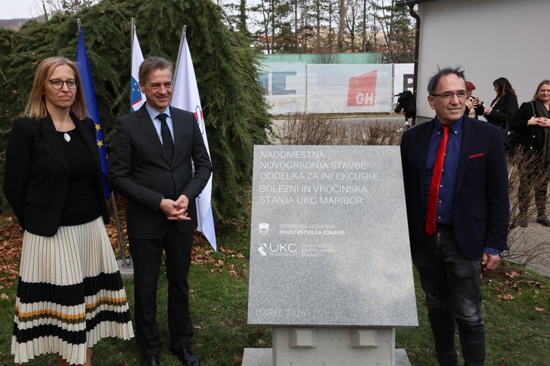 Odkrili so temeljni kamen za novo infekcijsko stavbo. 