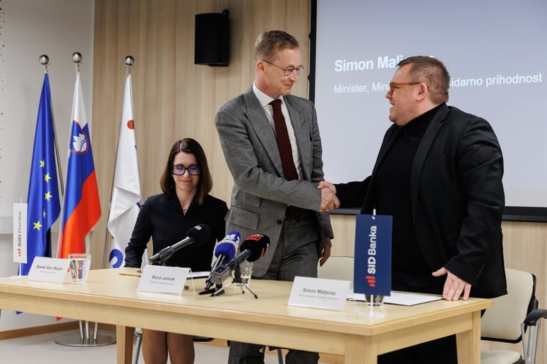 Predsednik uprave SID banke Borut Jamnik in minister za solidarnost Simon Maljevac ob podpisu sporazuma, ki opredeljuje finančni mehanizem za podporo gradnji javnih najemnih stanovanj do leta 2034. 