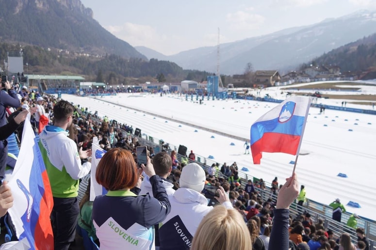 V Teseru vihrajo tudi slovenske zastave. 