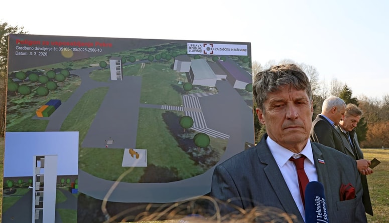 Minister za obrambo Borut Sajovic ob plošči projekta gradnje poligona za usposabljanje gasilcev v Pekrah