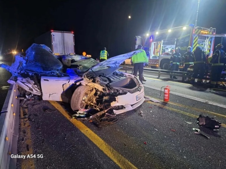 Na primorski avtocesti sta trčila tesla in tovorno vozilo.