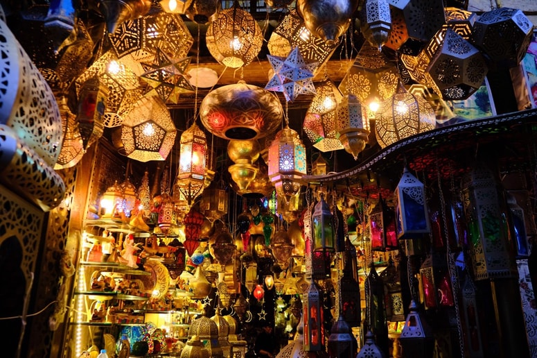 Svetloba, ki skrivnostno proseva skozi barvna stekla in stotine luknjic. Laterna je osnova orientalskega vzdušja. 