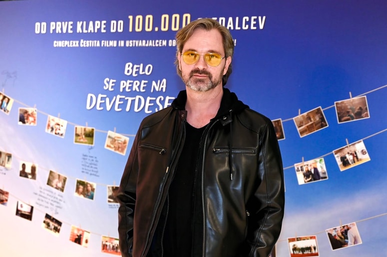 Jurij Zrnec v pomlad očitno vstopa sveže zaljubljen. 