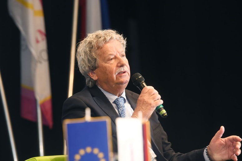 "Besedni ustvarjalci so živ jez pred odtujitvijo jezika, so revolucionarni borci za njegovo sočnost, energijo, življenje." 