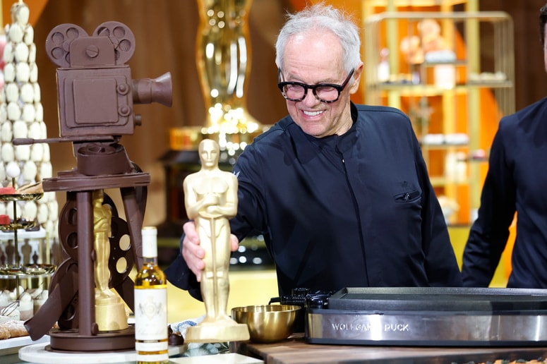 Slaščičarji za okrasitev čokoladnih oskarjev porabijo okoli 7,5 litra 24-karatnega užitnega tekočega zlata.