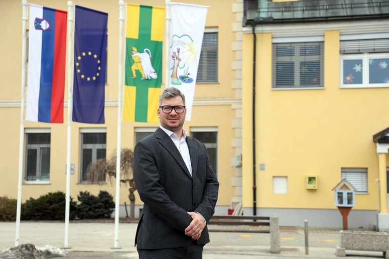 Mitja Vidovič, ravnatelj Osnovne šole Hajdina, poudarja, da mora šolstvo hitreje slediti spremembam v družbi in tehnologiji. 