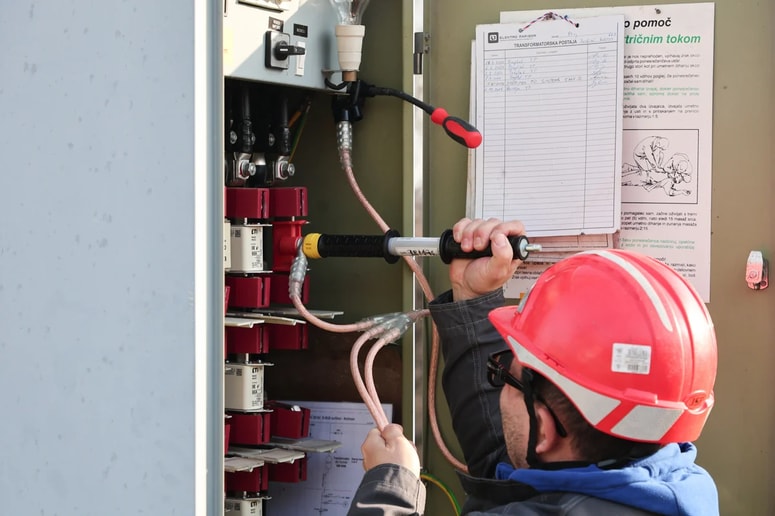 Glavna fotografija članka:Skok cen pogonskih goriv smo že občutili, se bo dražila tudi elektrika?