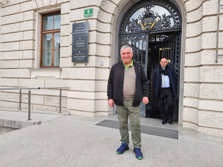 Ciril Cerar (v ozadju njegov odvetnik Žiga Klun) je po skoraj triletnem sojenju včeraj nasmejan odšel s sodišča, ker je bil oproščen očitkov tožilstva. 