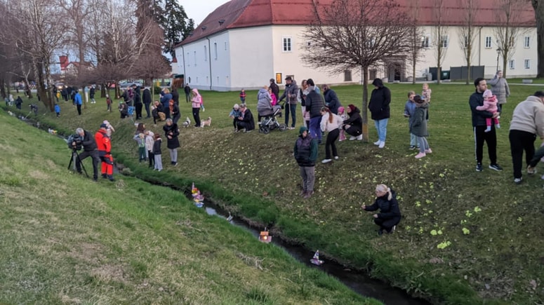 Glavna fotografija članka:(FOTO) Po vodi so zaplule male umetnine, ob potoku v Račah pa pomlad