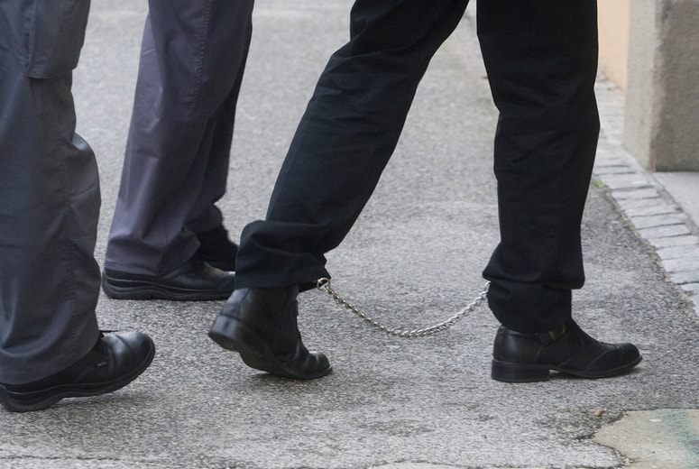 Tožilci so deset zaporniških paznikov osumili različnih kaznivih dejanj. Fotografija je simbolična. 