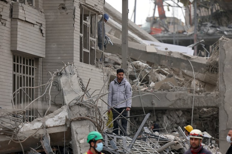 Glavna fotografija članka:(POGLED) Kolumna Vesne V. Godina: Sendvič, ki je zasenčil vojno. Ali kako smo globalno krizo skrčili na pritožbo