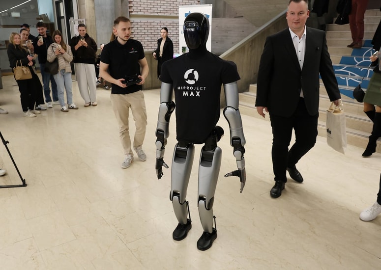 Glavna fotografija članka:(FOTO in VIDEO) Max se je sprehodil po EPF: Študenti spoznali trenutno najbolj naprednega humanoidnega robota