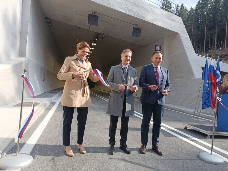 Odprtje prvega dela severnega kraka tretje razvojne osi: trak pred tunelom Konovo so prerezali Alenka Bratušek, Robert Golob in Andrej Ribič. 