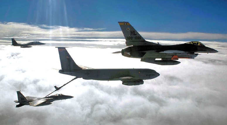 Letalo KC-135 (v sredini) za dolivanje goriva v zraku.