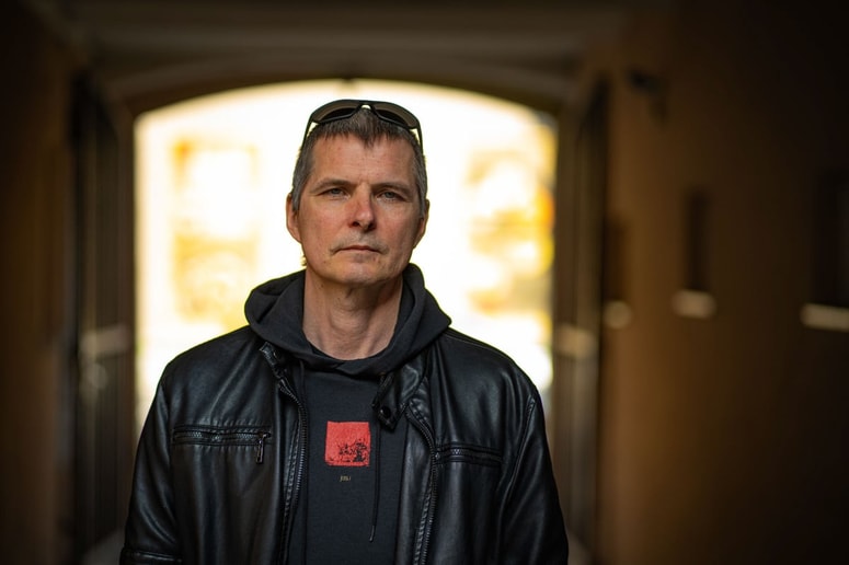 "Preprosto me zanimajo bolj obskurne, mračne teme. Mračne plati človeške psihe." 