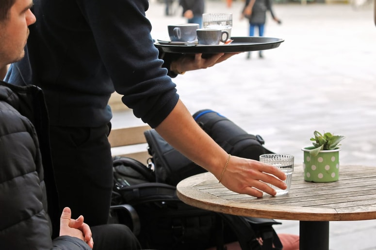 Pri storitvah, kamor sodijo trgovina, promet in gostinstvo, se letos pričakuje celo 5,8-odstotna rast dodane vrednosti.