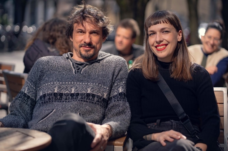 Izar Lunaček in Lea Vučko pred premiero filma Dekle, ki se ni balo medvedov 