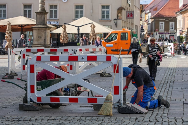 Nigrad je v zadnjih dneh okrepil ekipe za zamenjavo tlakovcev na Grajskem trgu