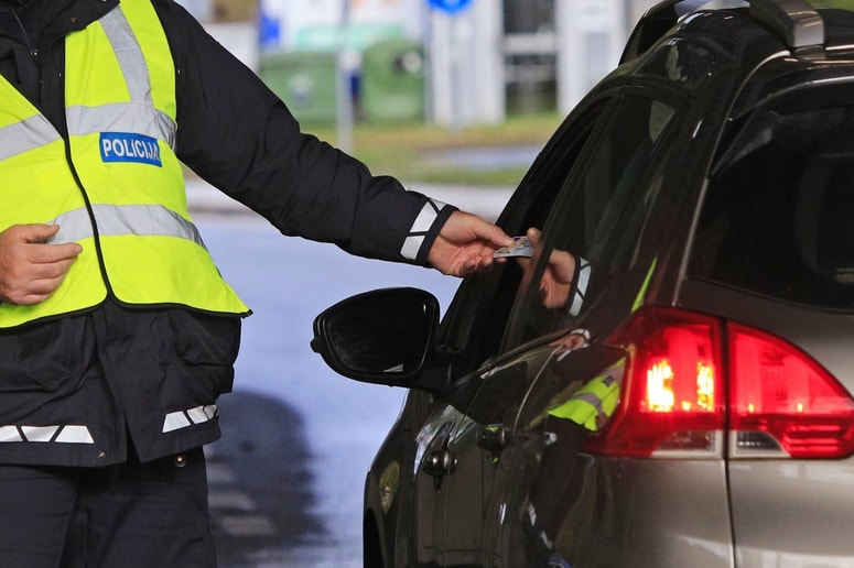 Čez mejo je želel s kar 120.000 evri gotovine, in to neprijavljenimi. 