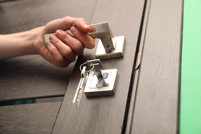 Glavna fotografija članka:(VIDEO) Za srečo ne rabite razkošja: Oče petčlanske družine pokazal realnost življenja v majhnem stanovanju