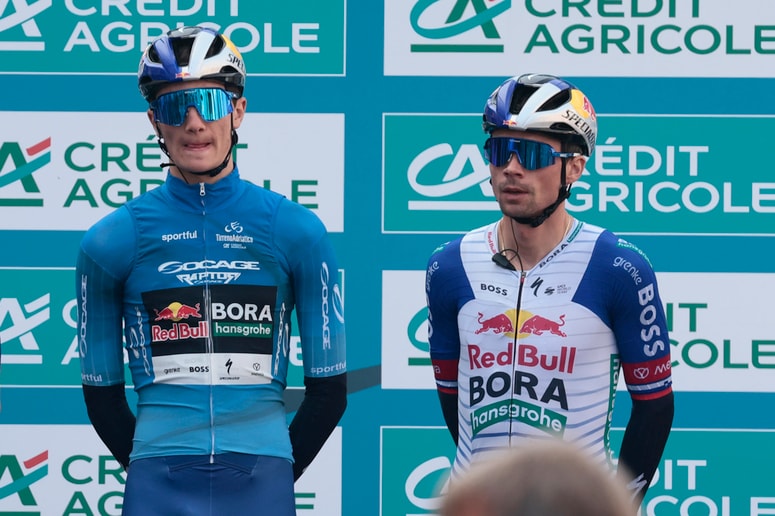 Glavna fotografija članka:Zaškripalo Rogliču in njegovemu klubskemu kolegu, modra majica z novim lastnikom