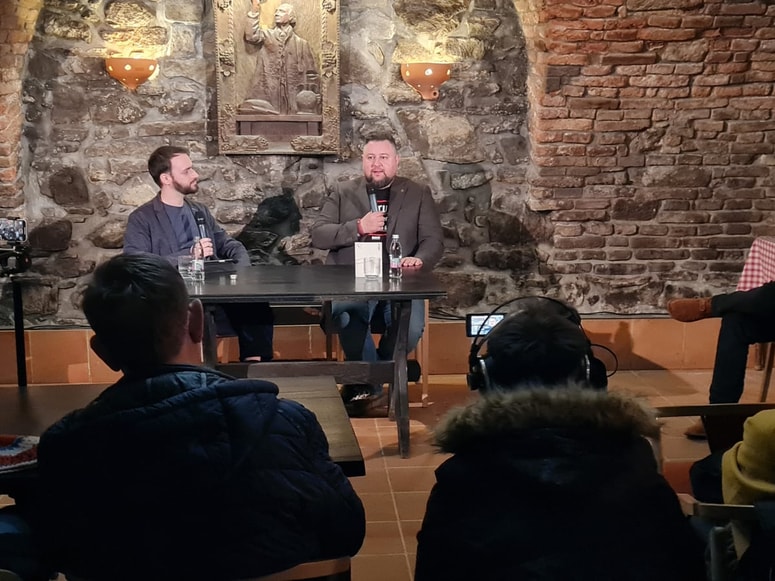 Primož Vidovič v pogovoru s poljskim gostom Nikodemom Szczygłowskim na Festivalu humanistike v Mariboru
