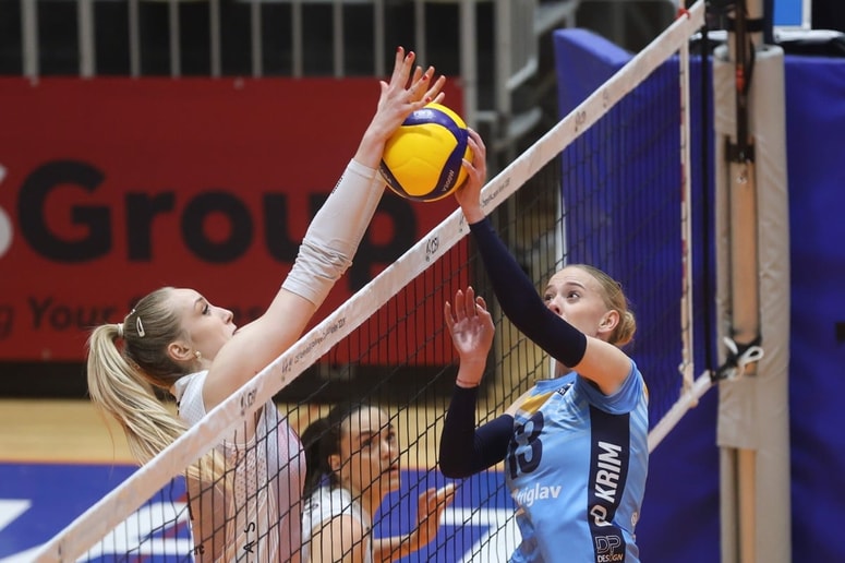 Klara Milošič, levo, je dosegla deset točk, od tega kar šest z blokom. 