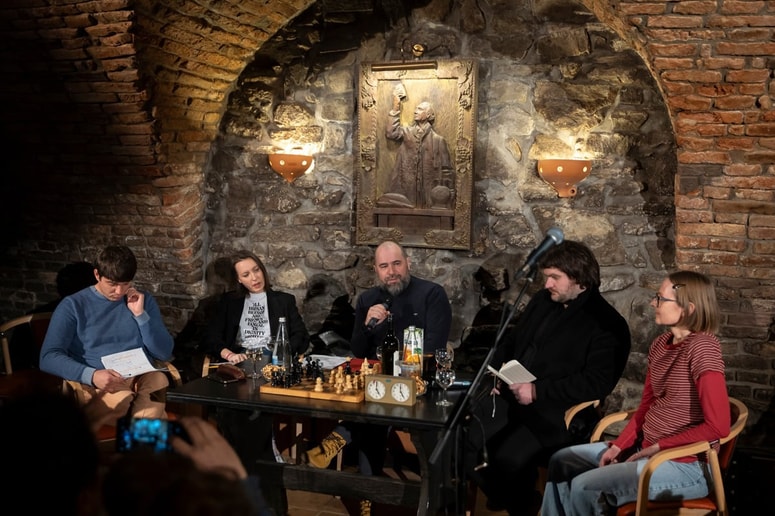 Da se je Okrogla miza na šahovnici zgodila v Gostilni pri treh ribnikih, je prispevek Mariborske knjižnice k revitalizaciji tega ikoničnega mariborskega prostora. 