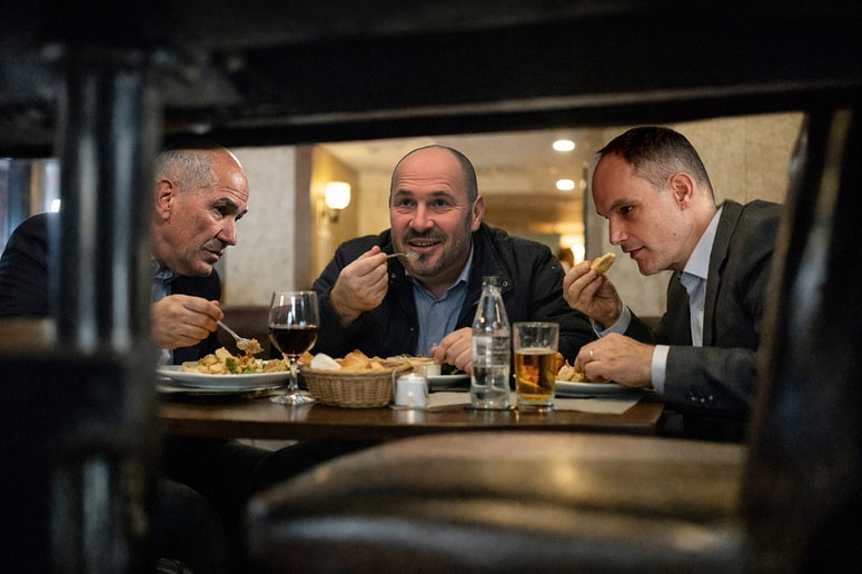 Tako so neznanci med kosilom posneli prvake desnosredinskih strank. Udbaške metode!