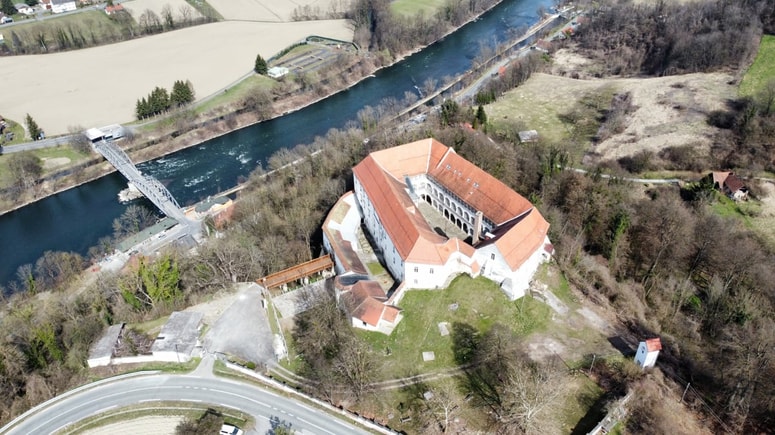 Grad Cmurek v Tratah je prehodil pot od simbola moči (plemiški grad) prek simbola izključevanja (zavod) do simbola emancipacije (muzej). 