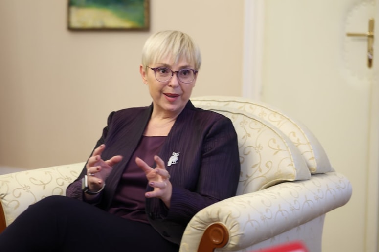 Predsednica vozi motor že 40 let, a si ne dela utvar, da ve in zna vse.