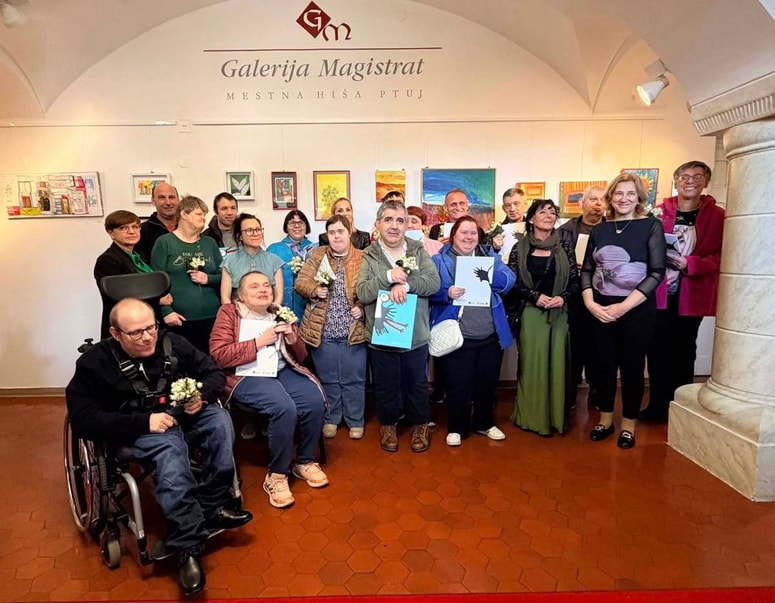 Uporabniki, ki se predstavljajo na razstavi, so iz dveh enot zavoda, varstveno-delovnih centrov Mala Nedelja in Ptuj.