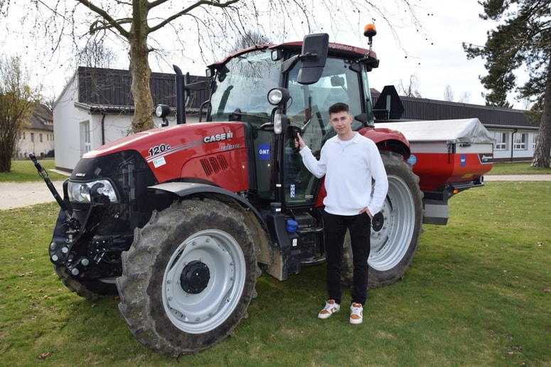 Alen Pukšič je dijak četrtega letnika Biotehniške šole Rakičan in navdušen kmetovalec. Dobro obvlada tudi traktor, zato je lahko povlekel avtobus, ki je obtičal na zasneženi cesti. 