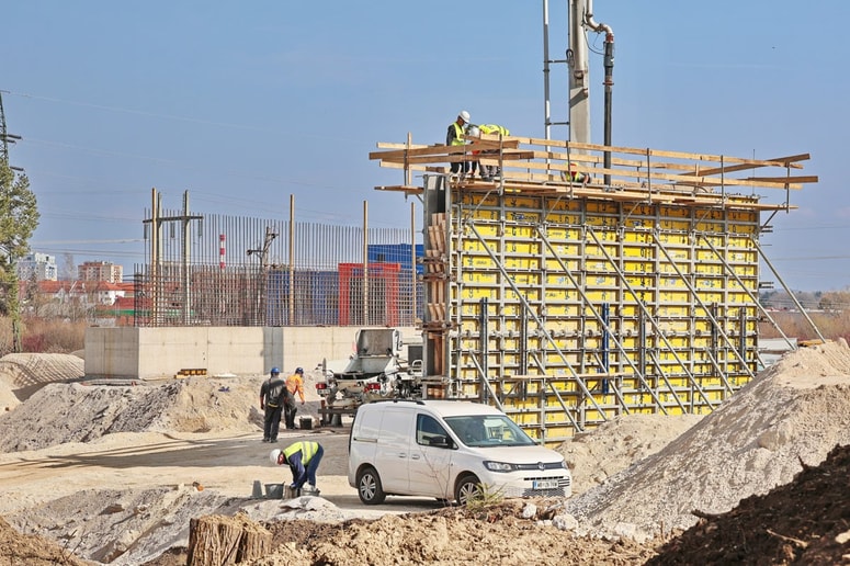 Na 900-metrskem odseku bodo ob cestišču in kolesarskih stezah zgradili še dve krožišči, nadvoz, pet mostov in en nadhod. 