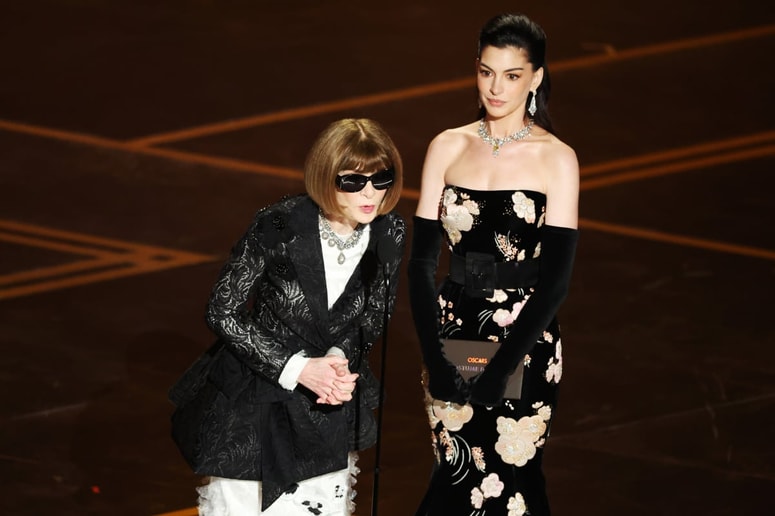Trenutek, ki ga nihče ni pričakoval. Legendarna urednica Anna Wintour v Diorju, ne v Pradi, in Anne Hathaway v Valentinu. 