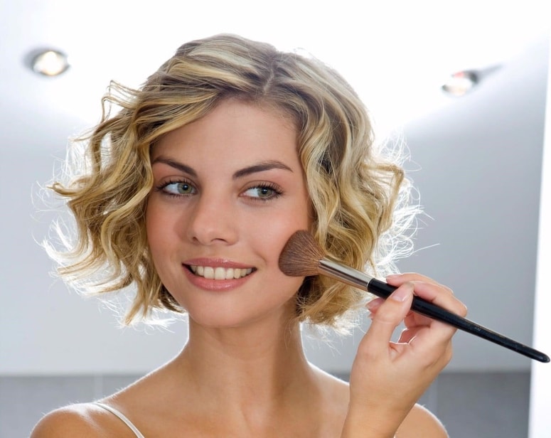 Glavna fotografija članka:Ljubek ščepec romantike: Pomladno ličenje ni dramatično