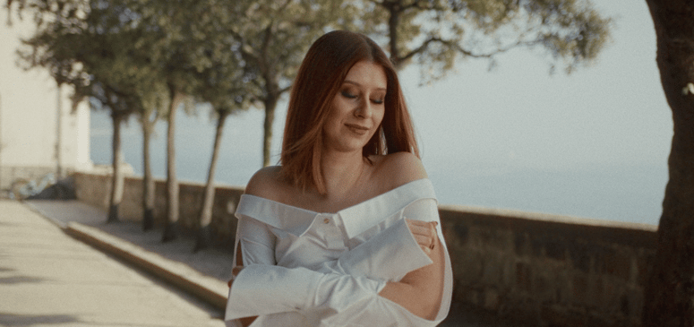 V ozadju pesmi je osebna zgodba iz njenega življenja.