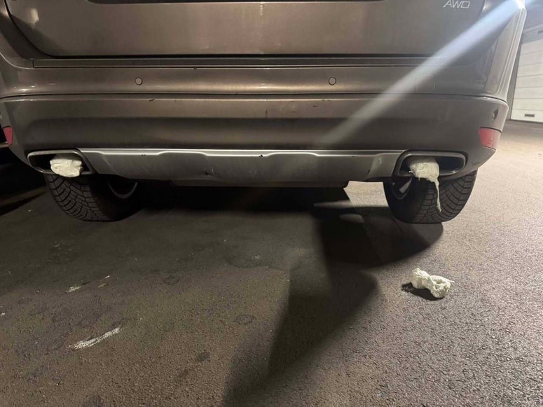 Glavna fotografija članka:(FOTO) Dominika Švarc Pipan o novem incidentu: "Moj avto danes zjutraj, purpen v obeh izpušnih ceveh ..."