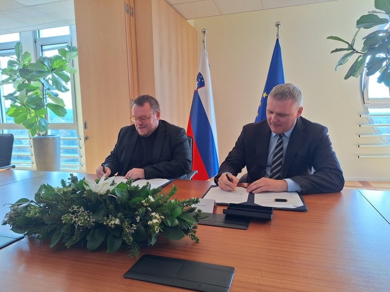 Minister za okolje, podnebje in energijo Bojan Kumer in minister za solidarno prihodnost Simon Maljevac sta podpisala sporazum za trajnostno gradnjo stanovanj in doma za starejše.