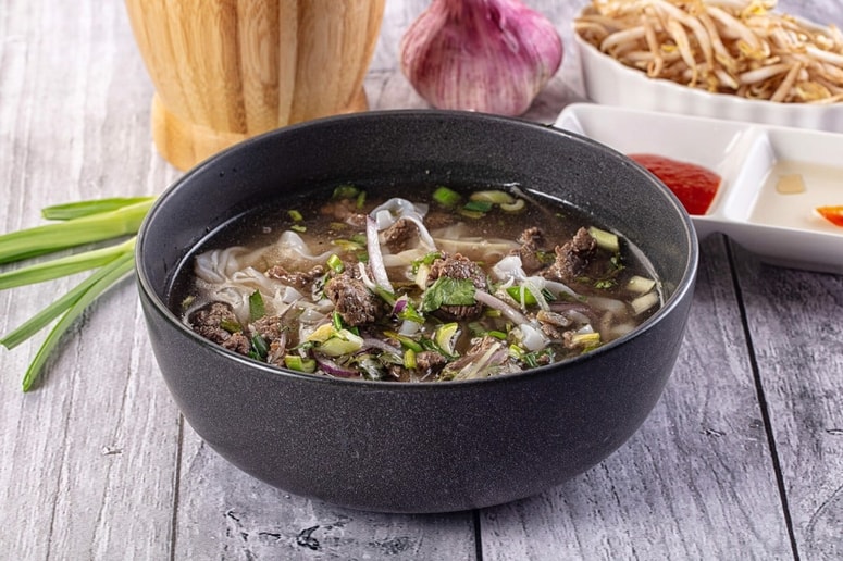 Glavna sestavina te jedi je govedina, pri čemer so kosti obvezne, družbo pa ji dela bogata mešanica začimb.