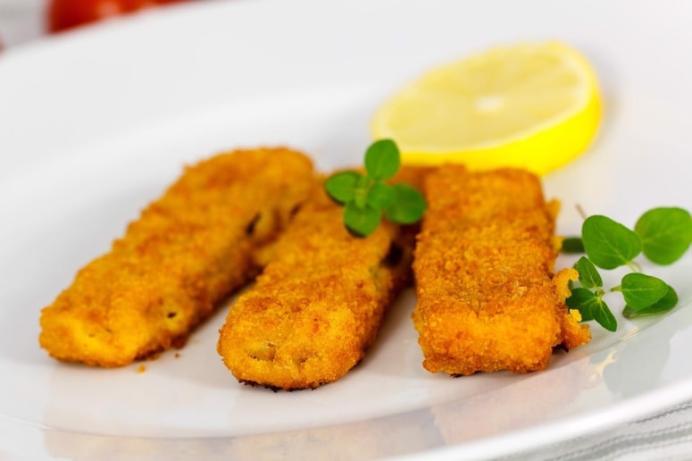 Odlična izbira so ribje palčke, ki jih proizvajalci pripravijo iz stoodstotnega fileja aljaške polenovke.