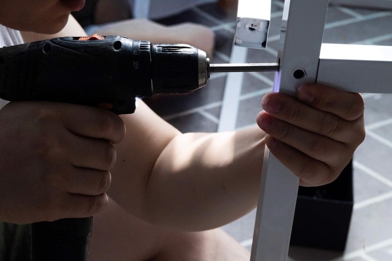 Sestavlja omare, police in komode, pri tem pa odlično služi. Fotografija je simbolična. 