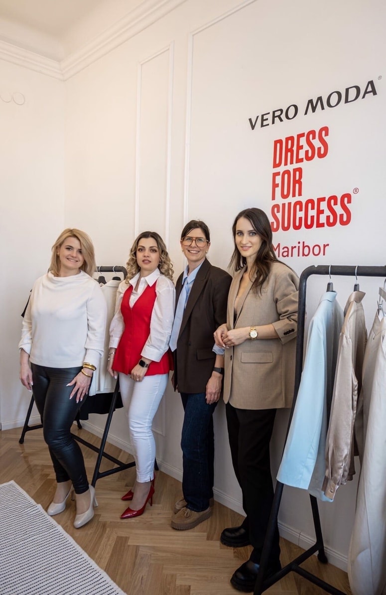 Larysa Podhostnik in Larisa Vidovič iz Dress for Success Maribor ter Teja Belingar in Teja Kampuš iz podjetja Bestseller, ki ima v lasti tudi modno blagovno znamko Vero Moda.